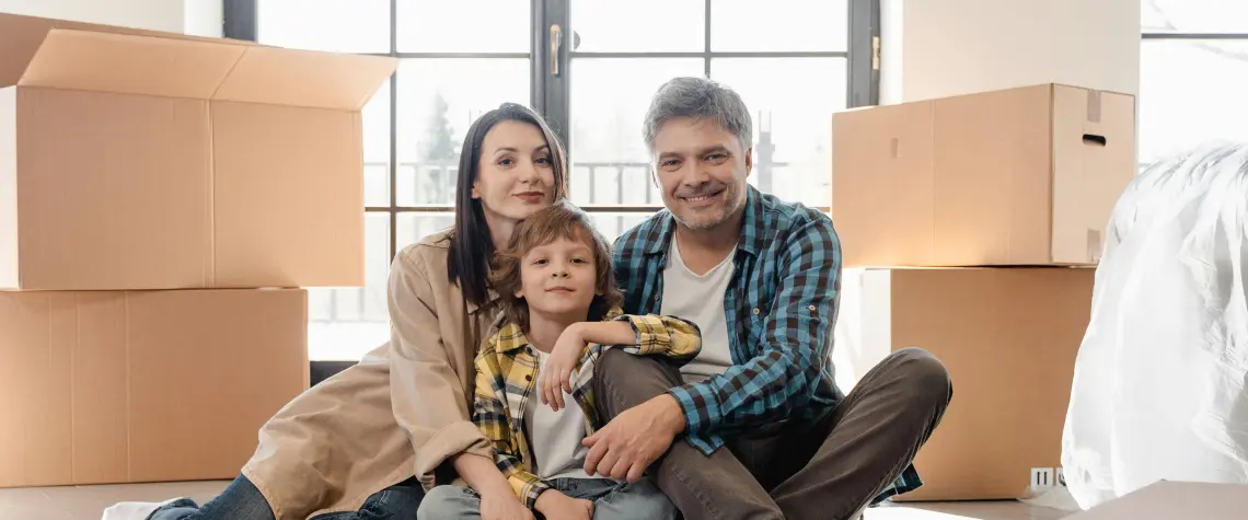 Familia feliz en su nuevo hogar